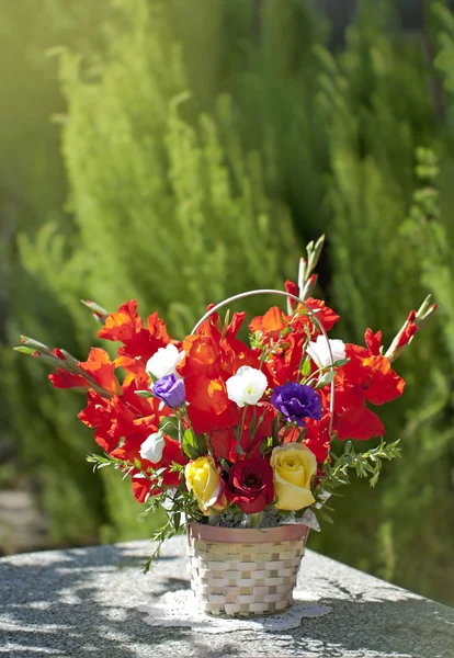 A bright bouquet of roses and gladiolus on green garden — Stock Photo, Image