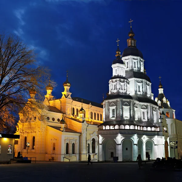 Покровский монастырь, Украина, Харьков; ночной вид — стоковое фото