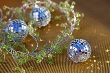 altın arka plan üzerinde Noel süsleri