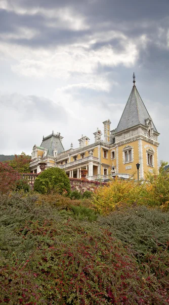 Palazzo Massandra, la vista d'autunno. Ucraina, Crimea . — Foto Stock