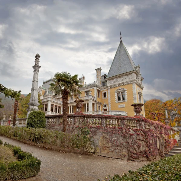 Palacio Massandra, la vista de otoño. Ucrania, la Crimea . — Foto de Stock