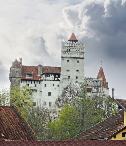 Bran Castle on a rainy cloudy day. View from the city. — Stock Photo, Image