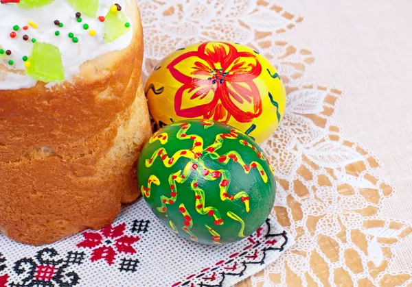 Пасхальне яйце і Kulich на вишиваною серветкою — стокове фото