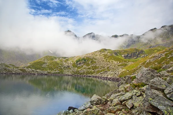 Alpine meer in de mist. — Stockfoto