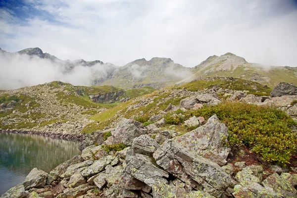 Alpine meer in de mist. — Stockfoto