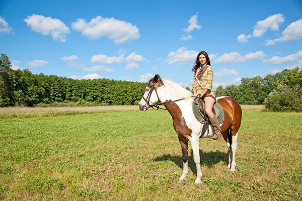 A young girl dressed as an Indian rides a paint horse — Stock Photo, Image