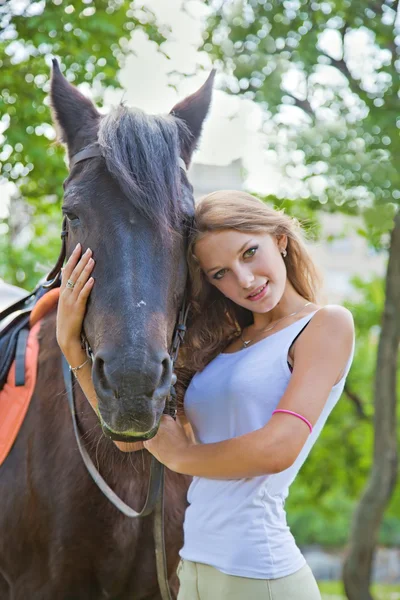 馬と少女の肖像画。馬の顔に焦点を当てる. — ストック写真