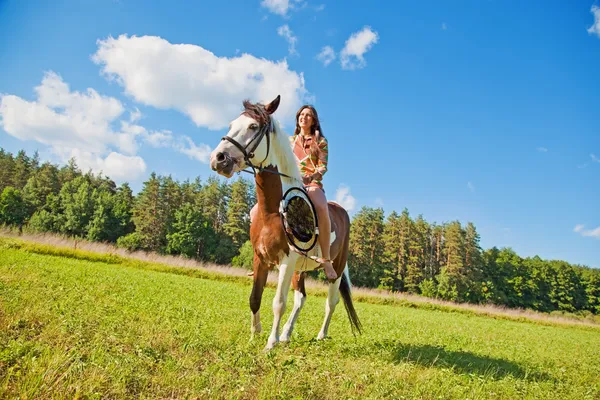 A young girl dressed as an Indian rides a paint horse — Stock Photo, Image