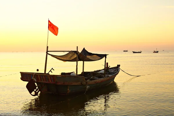 Manhã no mar amarelo. Barcos de pesca estão no mar . — Fotografia de Stock