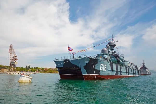 A modern warship in the parade — Φωτογραφία Αρχείου