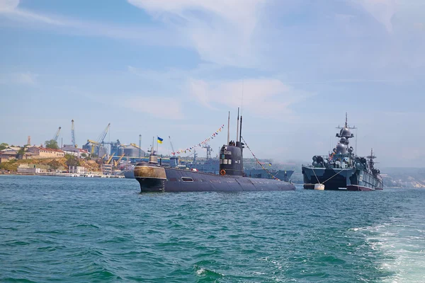 SEVASTOPOL, UKRAINE -- MAY 12: A modern submarine and warship i — Stock Photo, Image