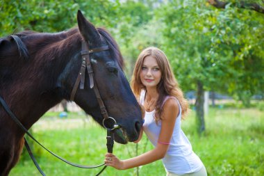 genç kız bahçede at ile yürüyüş.