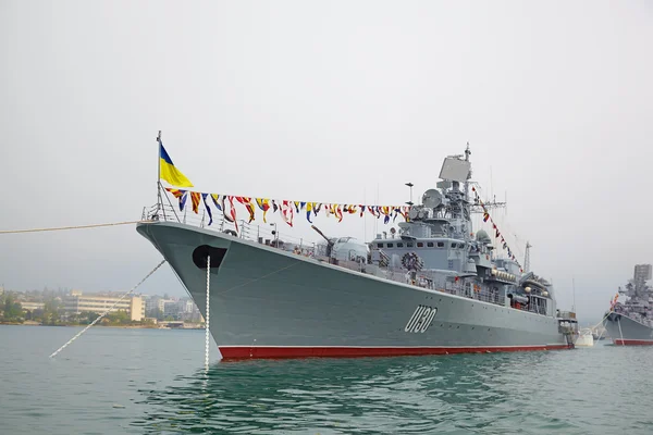 SEVASTOPOL, UKRAINE -- MAY 12: A modern warship in the parade of — Stock Photo, Image