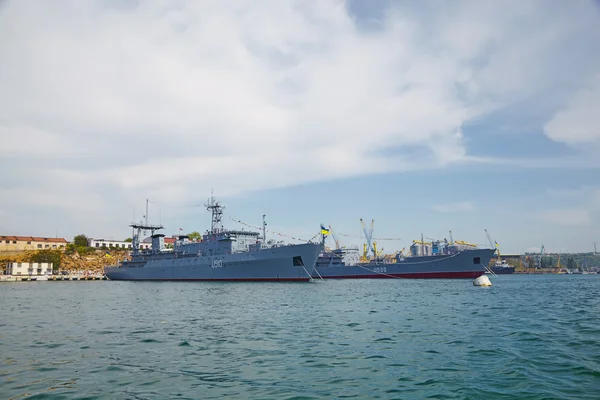 A modern warship in the parade of ships — Stock fotografie