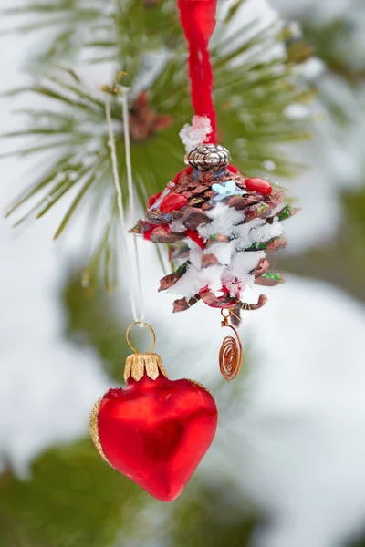 Decorazioni di albero di Natale su un albero di pino — Foto Stock