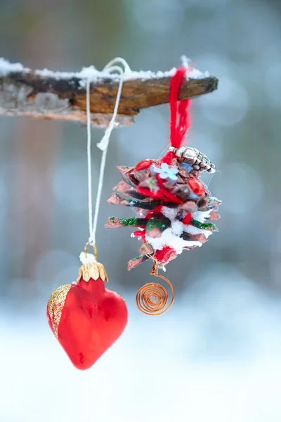 Julgransdekorationer på en tall — Stockfoto