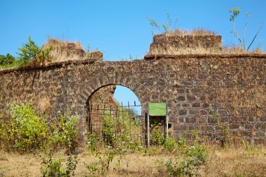 Portekizli fort terk etti. chapora nehir banka. Goa, Hindistan.
