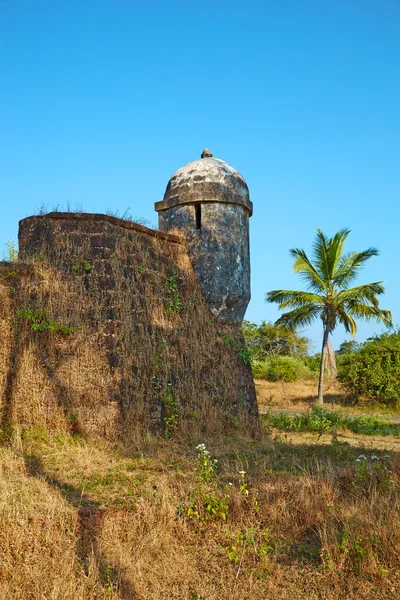 Övergivna portugisiskt fort. Chapora flodstranden. Goa, Indien. — Stockfoto
