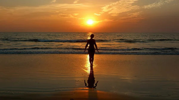 Girl doing yoga at sunset on the beach. — Stock Photo, Image