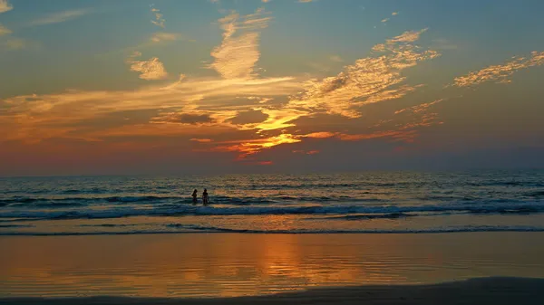Céu brilhante ao pôr-do-sol. Fundo abstrato natural. Praia de Morjim — Fotografia de Stock