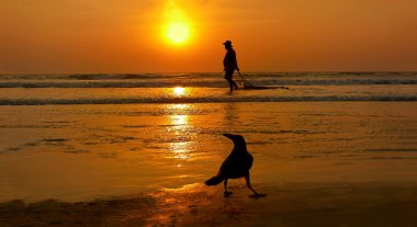 balıkçı siluet günbatımı zemin üzerinde. karga Kaptan saatler