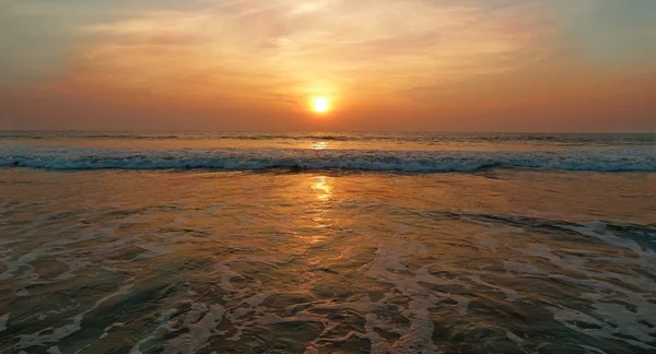 Pôr-do-sol no Mar Arábico. Goa, Índia, praia de Morjim . — Fotografia de Stock