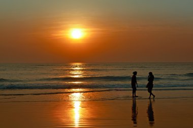 parıldayan gökyüzü günbatımı. doğal arka plan. morjim beach