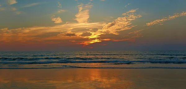 Světlá obloha při západu slunce. přírodní abstraktní pozadí. Morjim beach — Stock fotografie