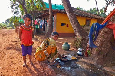 morjim, goa, Hindistan - yaklaşık Aralık 2013: bir kadın giyinmiş tra