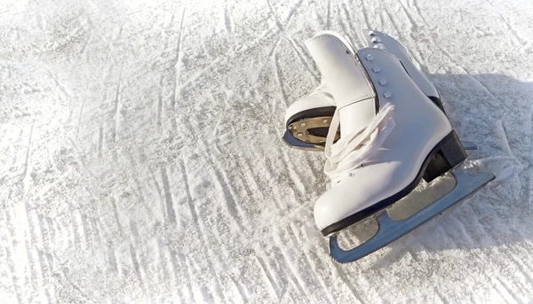 Białe kobiety łyżwy. streszczenie tło na temat sportów zimowych — Zdjęcie stockowe
