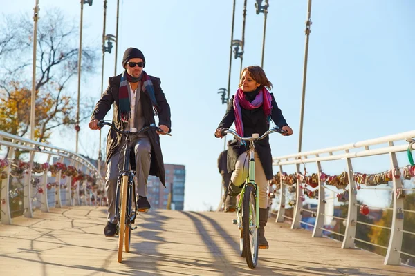 若いカップル、橋を渡って自転車に乗る — ストック写真
