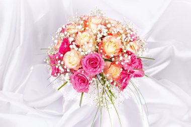 Beyaz ipek zemin üzerine gelin buketi