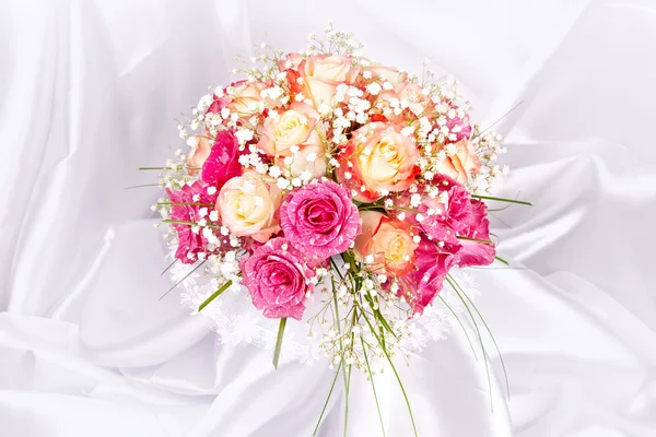 Bridal bouquet on white silk background — Stock Photo, Image