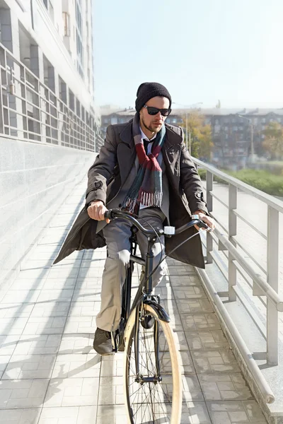 Jonge man rijden een fiets — Stockfoto