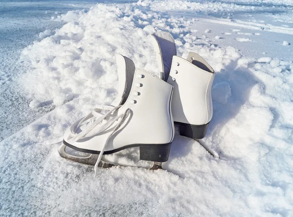 Patines blancos para mujeres. Fondo abstracto sobre un tema de deportes de invierno — Foto de Stock