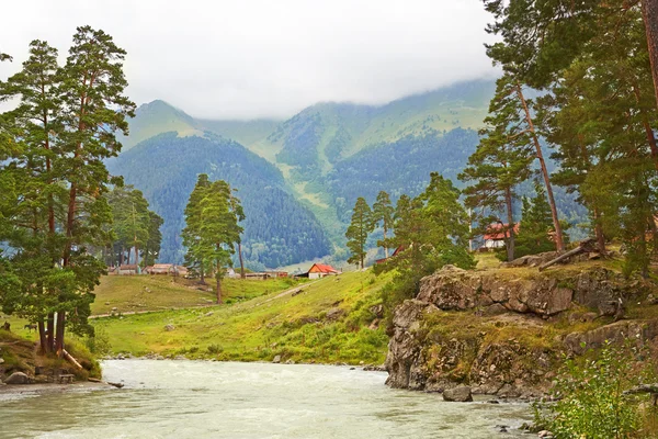 Горная долина. View of the village Arhiz and Big Zelenchuk — стоковое фото