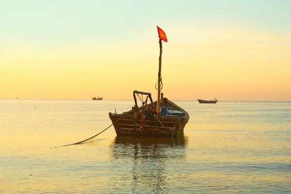 Morgen auf dem gelben Meer. Fischerboote sind auf See. — Stockfoto