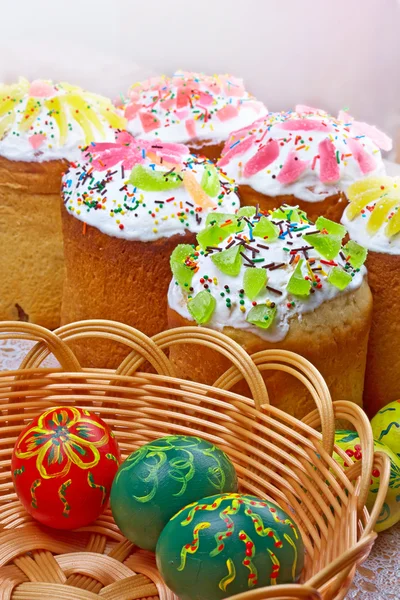 Wielkanocne ciasto i jaj (kulich i pysanka), tradycyjne ukraińskie — Zdjęcie stockowe