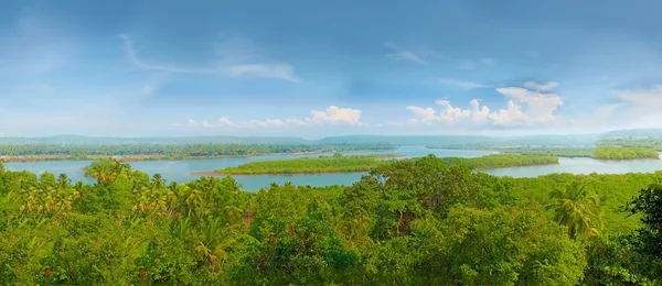 Gran río tropical. Panorama. Río Terekhol, Goa del Norte, India — Foto de Stock