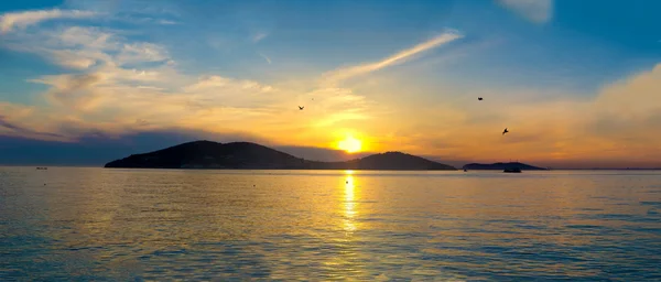 Zonsondergang op de prinsen eilanden. Turkije, istanbul, de marmara se — Stockfoto
