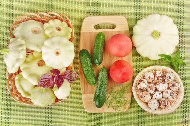 sebze ve yeşil bir arka plan üzerinde bir sepet içinde bıldırcın yumurtası