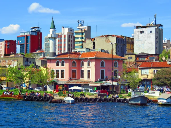 Novo e antigo edifício nas margens do Bósforo. Barcos de amarração deixados dos ferries Karakoy . — Fotografia de Stock