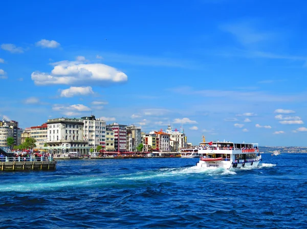De veerboot vaart langs de nieuwe huizen aan de oevers van de Bosporus — Stockfoto