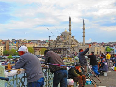 balıkçıların balık galata köprüsü üzerinde tutmak..