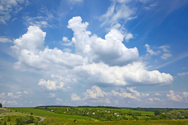 Big cloud hanging over the small village. Typical summer landsca — Stock Photo, Image