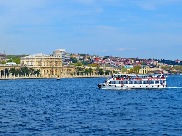 Yacht naviga lungo Dolmabahce Palace — Foto Stock