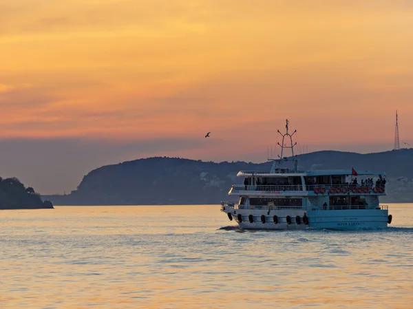 Il traghetto dall'isola Buyukada a Istanbul — Foto Stock