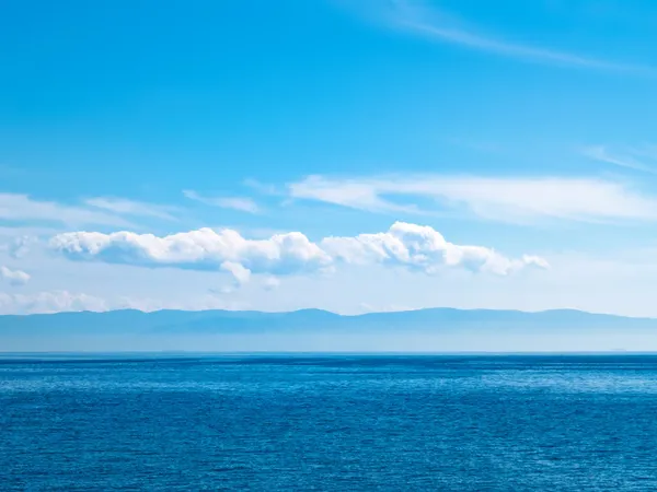Gök, deniz ve kara sevdanın dağlık ada. soyut seyahat bac — Stok fotoğraf