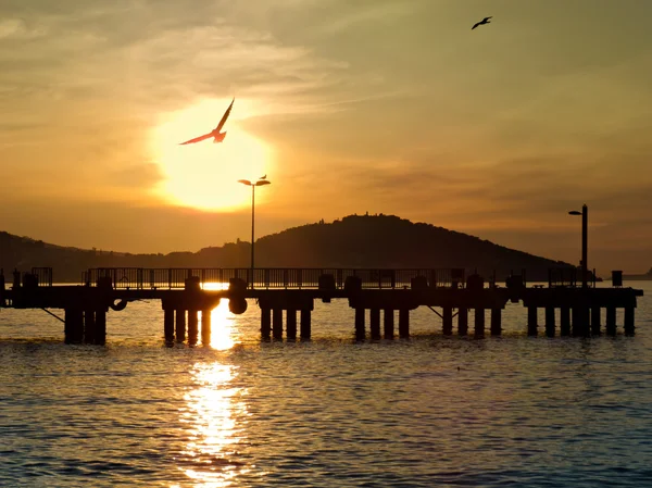 Zonsondergang op de prinsen islands.view van heybeliada Turkije, istanb — Stockfoto