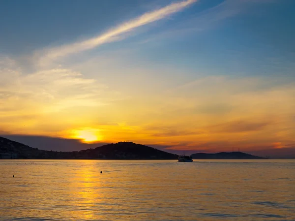Solnedgång på princes' islands. Turkiet, istanbul, Marmarasjön se — Stockfoto